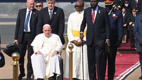 O presidente do Sudão do Sul Salva Kiir junto ao Papa Francis, na chegada do Papa ao Aeroporto Internacional de Juba, no Sudão do Sul, a 3 de Fevereiro de 2023.