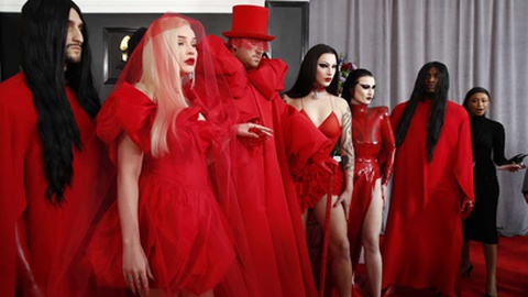 Kim Petras é a segunda a contar da esquerda.&nbsp; &nbsp;Foto&nbsp;EPA/CAROLINE BREHMAN