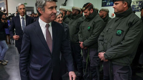 O ministro esteve na partida e na chegada dos operacionais.&nbsp; &nbsp;Foto&nbsp;MANUEL DE ALMEIDA/LUSA