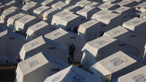 Na Turquia (foto) está tudo a ser bem organizado na ajuda aos afectados pelo sismo, ao contrário da Síria.&nbsp; &nbsp;Foto EPA/TOLGA BOZOGLU