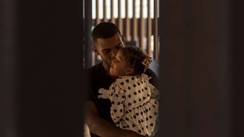 Pai e filha, vindos desde o Peru, aguardavam a oportunidade de 'dar o salto' para os EUA.&nbsp; &nbsp;Foto&nbsp;EPA/ETIENNE LAURENT