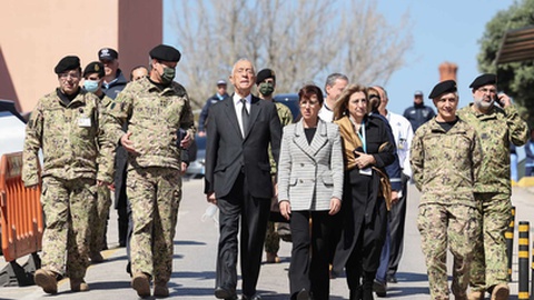 O Presidente da República acompanhado pela ministra da Defesa Nacional, Helena Carreiras, e pelo major-general Mendes Ferrão, no final da visita aos militares que ficaram feridos na explosão no Campo Militar de Santa Margarida, no Hospital de São José, em Lisboa, a 3 de Março de 2023.