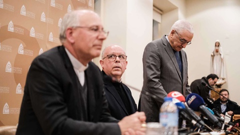 Conferência de imprensa da CEP, sobre o final da Assembleia plenária extraordinária para analisar o relatório da comissão independente sobre os abusos sexuais na igreja em Portugal. Na mesa, D. José de Ornelas, presidente da CEP, D. Virgílio Antunes, bispo de Coimbra e Manuel Barbosa, porta-voz.