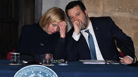 A primeira-ministra italiana Giorgia Meloni e Matteo Salvini.&nbsp; Foto EPA/CARMELO IMBESI