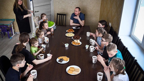 Cinco das 16 crianças desta família de um pastor russo na Sibéria foram enviadas da Ucrânia.&nbsp; Foto&nbsp;Alexander NEMENOV/AFP