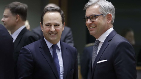 Os ministros das Finanças português e austríaco, Fernando Medina e Magnus Brunner, numa recente reunião em Bruxelas.&nbsp; &nbsp;Foto&nbsp;EPA/OLIVIER HOSLET