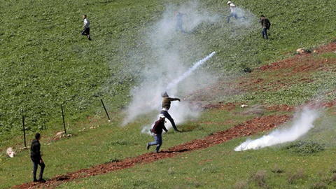 Confrontos entre palestinianos e soldados israelitas, após um protesto na vila de Bet, na Cisjordânia, a 17 de Março de 2023.