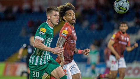 O jogador do Santa Clara, MT, disputa a bola com o jogador do Rio Ave, Costinha, durante o jogo da I Liga de futebol, disputado no Estádio de São Miguel, Ponta Delgada, a 17 de Março de 2023.
