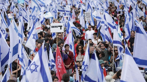&nbsp;Mais de 100 mil concentram-se hoje frente ao parlamento contra reforma judicial.