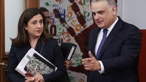 A presidente executiva da TAP, Christine Ourmières-Widener (E), ladeada pelo presidente da Comissão Parlamentar de Inquérito à Tutela Política da Gestão da TAP, Jorge Seguro Sanches (D), à chegada para a sua audição perante a Comissão Parlamentar de Inquérito, na Assembleia da República, em Lisboa, a 4 de Abril último.&nbsp;