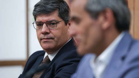 O coordenador dos deputados do Partido Socialista (PS) na comissão de inquérito à TAP, Carlos Pereira, acompanhado pelo líder parlamentar do PS, Eurico Brilhante Dias (E), em declarações durante uma conferência de imprensa sobre a sua decisão de deixar todas as suas funções neste órgão parlamentar, a meados de Abril.&nbsp;