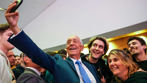 O Presidente da República, Marcelo Rebelo de Sousa, tira selfies com estudantes no final da sessão comemorativa dos 50 anos do III Congresso da Oposição Democrática, organizada pela Universidade de Aveiro.&nbsp;