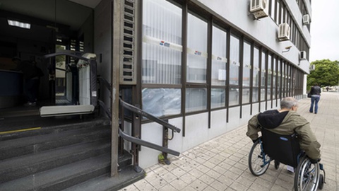Até o IMT (Instituto da Mobilidade e dos Transportes) do Porto tinha o elevador para deficientes avariado a 21 de Abril último.&nbsp; Foto Artur Machado/Global Imagens