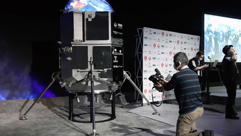 Modelo da nave que deveria pousar na Lua esta quarta-feira.&nbsp; &nbsp;Foto&nbsp;EPA/FRANCK ROBICHON