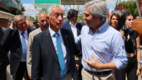 O Presidente da República, Marcelo Rebelo de Sousa, conversa com o presidente do CDS-PP, Nuno Melo, durante uma visita à 39.ª edição da Ovibeja, em Abril último.&nbsp;