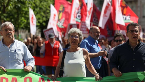A secretária-geral da CGTP-IN, Isabel Camarinha, e o coordenador da Frente Comum, Sebastião Santana (D), durante a manifestação no âmbito das comemorações do Dia do Trabalhador, desde o Martim Moniz até à Alameda, em Lisboa.&nbsp;