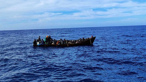 Embarcação com migrantes, ao largo de Lampedusa, a 6 de Maio de 2023.