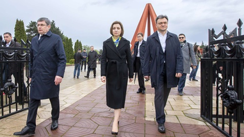 Antigo estado soviético, que tem estado sob ameaça russa, recebe importante apoio europeu. Na foto, da esquerda para direita, o president do parlamento moldavo, Igor Grosu, a presidente da Moldova, Maia Sandu, e o primeiro-ministro moldavo, Dorin Recean.&nbsp; Foto&nbsp;EPA/DUMITRU DORU