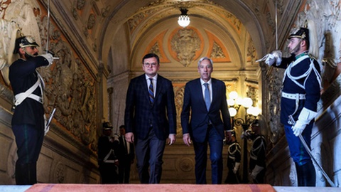 João Gomes Cravinho quando recebeu Dmytro Kuleba, em Lisboa, em Maio deste ano.&nbsp; &nbsp;Foto&nbsp;CARLOS COSTA/AFP