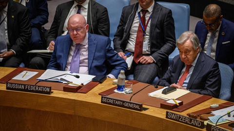 Guterres ao lado do embaixador russo na ONU, durante uma reunião do Conselho de Segurança.&nbsp; &nbsp;Foto&nbsp;Ed JONES/AFP