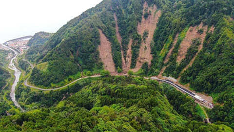 A zona da Ribeira Quente tem sido afectada por vários movimentos de terra.&nbsp;