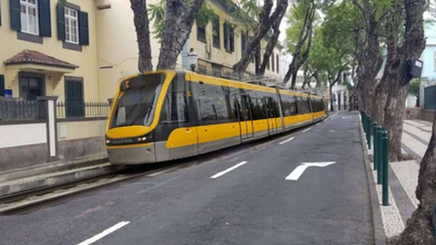 A criação de uma linha de Metro no Funchal é uma proposta que tem alguns anos, mas que só foi concretizada numa ilustração gráfica para o Dia das Petas de 2024, da autoria de David Sousa e publicada no Facebook.