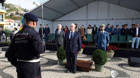 Leonardo Pereira (do lado direito na foto) lembrou que os bombeiros são "um verdadeiro 'braço forte e mão amiga' da comunidade.&nbsp; &nbsp;Foto DR/GRM