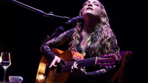 A cantora mexicana Natalia Lafourcade foi uma das vencedoras da noite.&nbsp; &nbsp;Foto&nbsp;Juan Pablo Pino / AFP