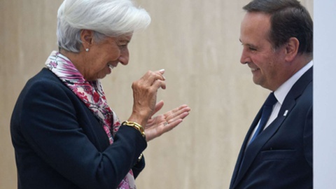 Christine Lagarde, líder do BCE, e Fernando Medina.&nbsp; &nbsp;Foto Arquivo/MIGUEL RIOPA/AFP