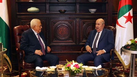 O Presidente da Autoridade Palestiniana, Mahmud Abbas (à esquerda) reunido com o Presidente argelino, Abdelmadjid Tebboune (à direita) em Nova Iorque.&nbsp; Foto&nbsp;PPO/AFP