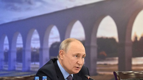 Em causa está a ratificação pela Arménia do Tratado de Roma, que instituiu o Tribunal Penal Internacional que tem sobre Vladimir Putin (na foto) um mandado de detenção.&nbsp; &nbsp;Foto&nbsp;Ilya PITALEV/POOL/AFP