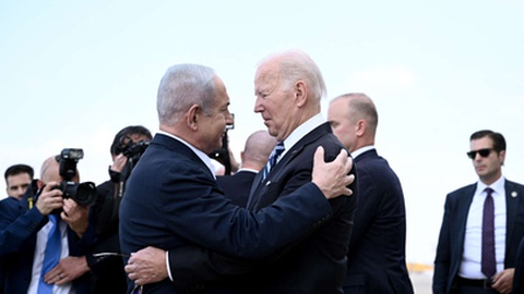 Biden terá sido dos primeiros líderes mundiais a visitar Israel após o massacre de 7 de Outubro, aqui na visita a 18 de Outubro.&nbsp; &nbsp;Foto&nbsp;Brendan SMIALOWSKI / AFP