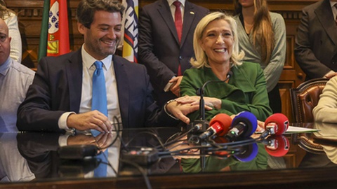 André Ventura (Chega) com Marine Le Pen (União Nacional).&nbsp; Foto PAULO SPRANGER/ GLOBAL IMAGENS&nbsp; &nbsp;
