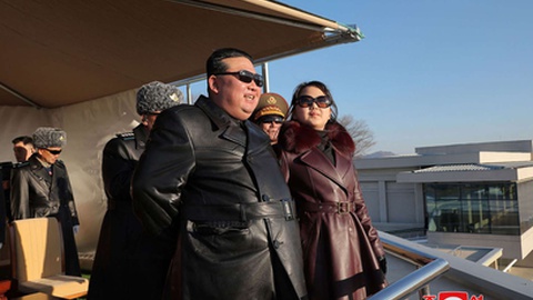 O regime de Kim Jong Un, aqui ao lado da filha e provável sucessora, contam com apoio da China.&nbsp; Foto&nbsp;KCNA VIA KNS / AFP