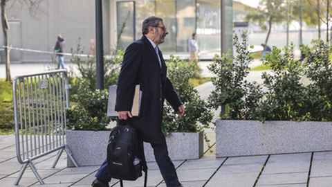 Advogado Paulo Sá e Cunha à entrada do TCIC