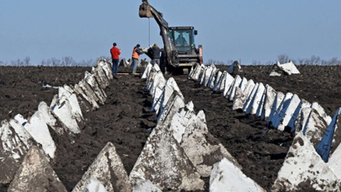 A construção de uma linha defensiva em Kharkiv no passado mês de Março.