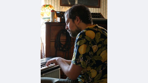 B Fachada integra cartaz do festival.