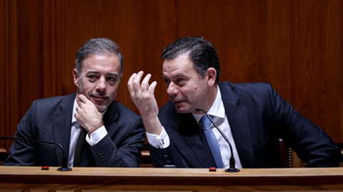 Pedro Duarte e Luís Montenegro.&nbsp; &nbsp;Foto&nbsp;FILIPE AMORIM / AFP