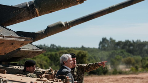 General Mendes Ferrão com o ministro da Defesa Nuno Melo.&nbsp; &nbsp;Foto Arquivo / Nuno Brites / Global Imagens