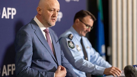 Mike Burgess (à esquerda) é o diretor da agência de informações australiana.&nbsp; Foto&nbsp;Handout / AUSTRALIAN FEDERAL POLICE / AFP