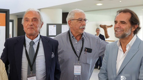Os médicos Pedro de Moura Reis e Vítor Carvalho, com Miguel Albuquerque.