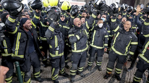 A primeira manifestação dos Bombeiros Sapadores a 3 de Dezembro.&nbsp; Foto PAULO SPRANGER