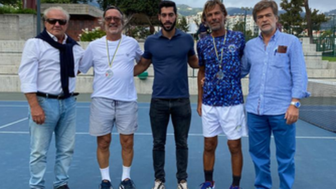Finalistas com o árbitro da final,
Filipe Conceição (no centro)&nbsp;&nbsp;e membros da Direcção da Associação de
Ténis da Madeira (à esquerda, vice-presidente, Fernando Rodrigues, e à
direita, o presidente, João Pedro Mendonça).