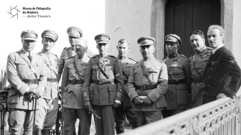 Membros da Junta Revolucionária da esquerda para a direita: Tenente Carlos de
Jesus Vilhena; Tenente Manuel Ferreira Camões; Alferes Hasse Ferreira; Coronel
Fernando Augusto Freiria; General Adalberto Gastão de Sousa Dias; Major Carlos Bragança
Parreira; Coronel de Infantaria José Mendes dos Reis; Major Filipe de Sousa;
Capitão Augusto Casimiro e Coronel José da Costa