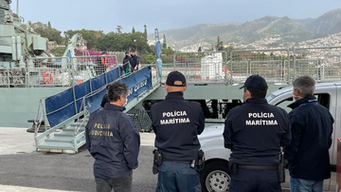 Um forte contingente policial - Polícia Marítima e Polícia Judiciária e Serviço de Estrangeiros e Fronteiras - está a acompanhar os trabalhos no porto do Funchal.