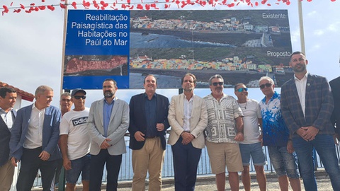 O Paul do Mar já exibe cartaz anunciando a reabilitação paisagística das habitações.