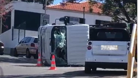 Um camião despistou-se e tombou na Rua Aspirante Mota Freitas, no Funchal, na última terça-feira. Foto DR
