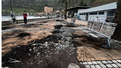 O mar arrastrou areia e pedras para a 'promenade'.