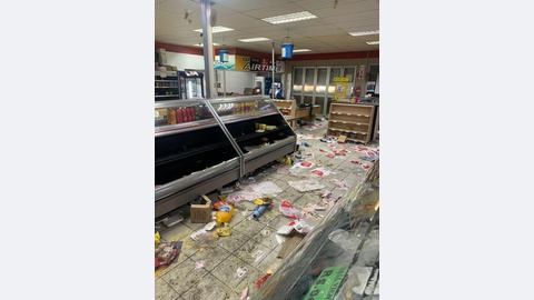 Os saqueadores furtaram até as prateleiras.