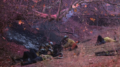 Os bombeiros estão axaustos.&nbsp; &nbsp;Foto&nbsp;EPA/ALLISON DINNER